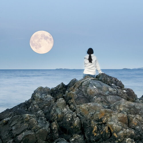 what-is-moon-gazing-meditation-and-how-can-it-benefit-you?